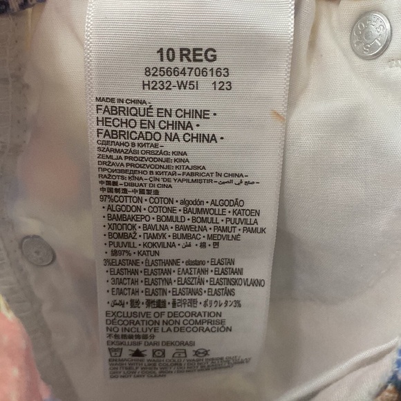 💋 5 for $25 Levis Patchwork Flowers Shorts NWOT - Picture 4 of 8